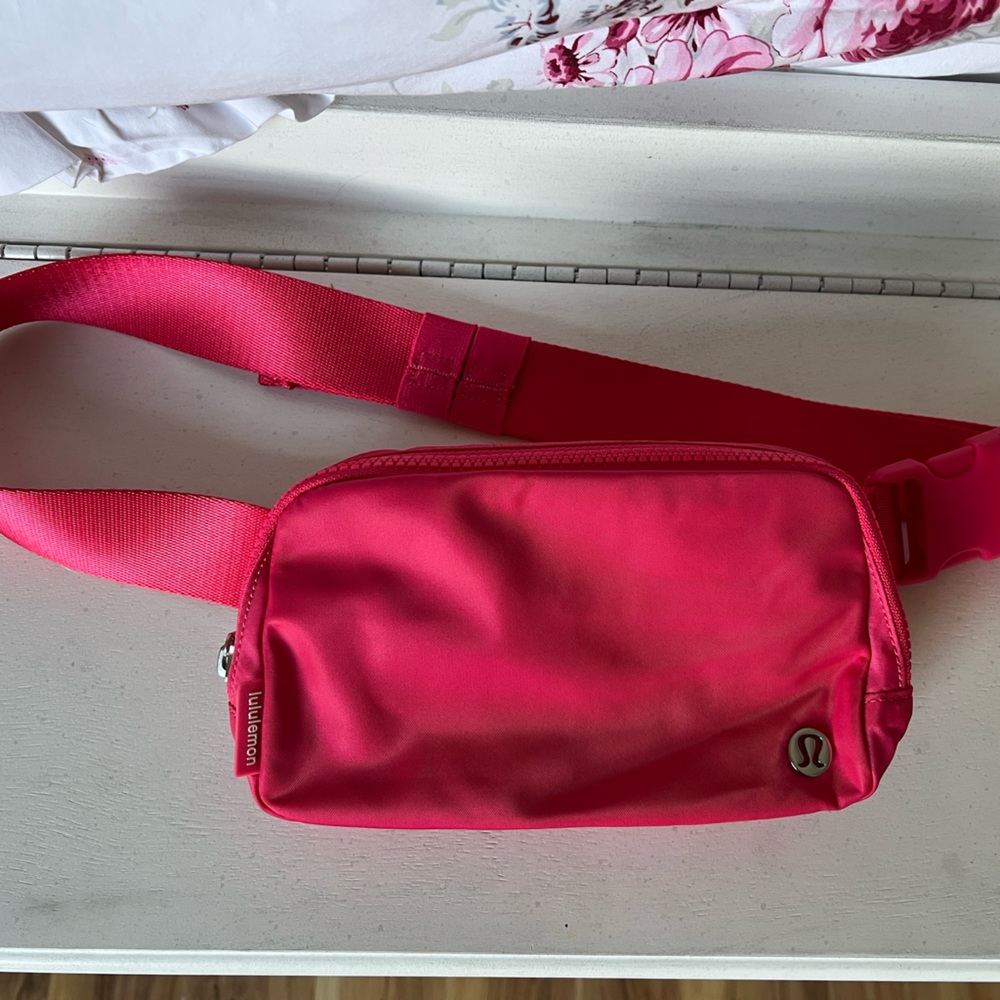 NEW Lululemon Belt Bag LIPGLOSS